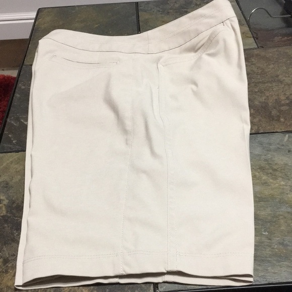 Tail Golf shorts size 6 - Picture 1 of 9